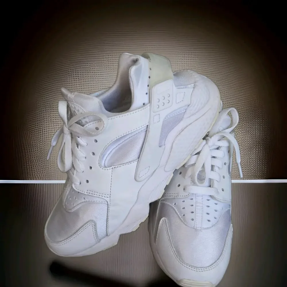B2 Nike Air Huarache Triple White Women's US 7 Running Shoes (DD1068-102)